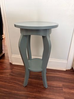 Round Accent Table with Lower Shelf