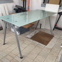 GALANT Desk - glass, A-shaped leg, chrome