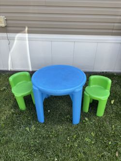 Kids Table & Chairs