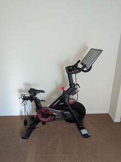 Peloton Bike – Excellent Condition / Very Low Use