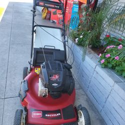 TORO GAS SELF-PROPELLED LANW MOWER 