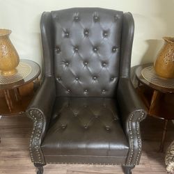 Dark Walnut Accent Chair For Living Room. Excellent Condition 