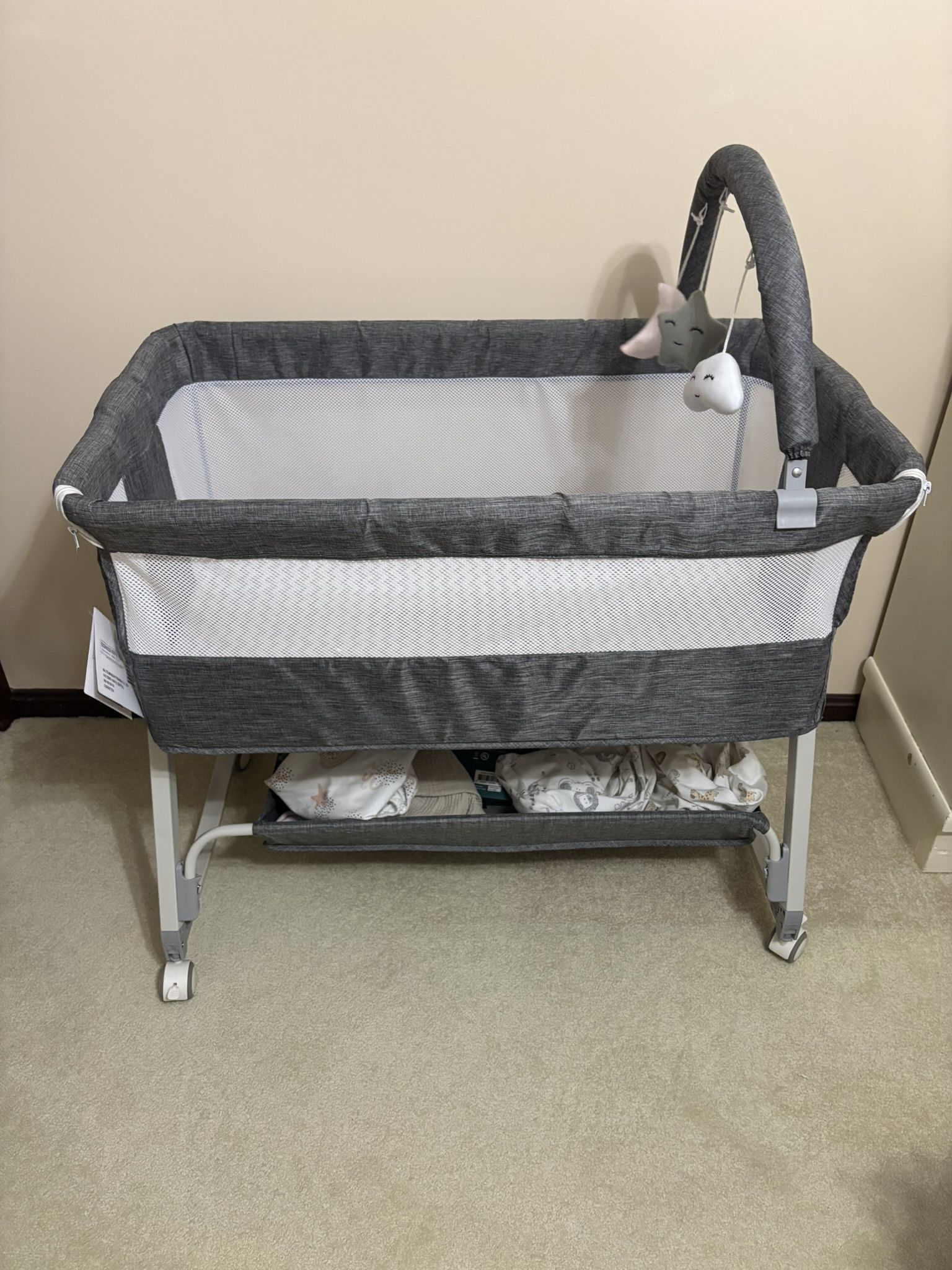 Baby Bassinet- Like New 