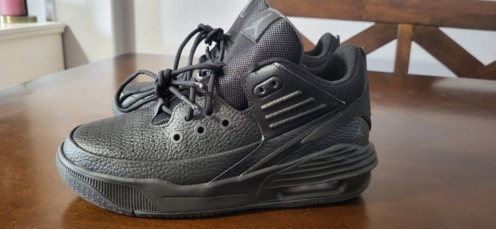 Jordan Nike Max Aura 5 6Y Black Boys