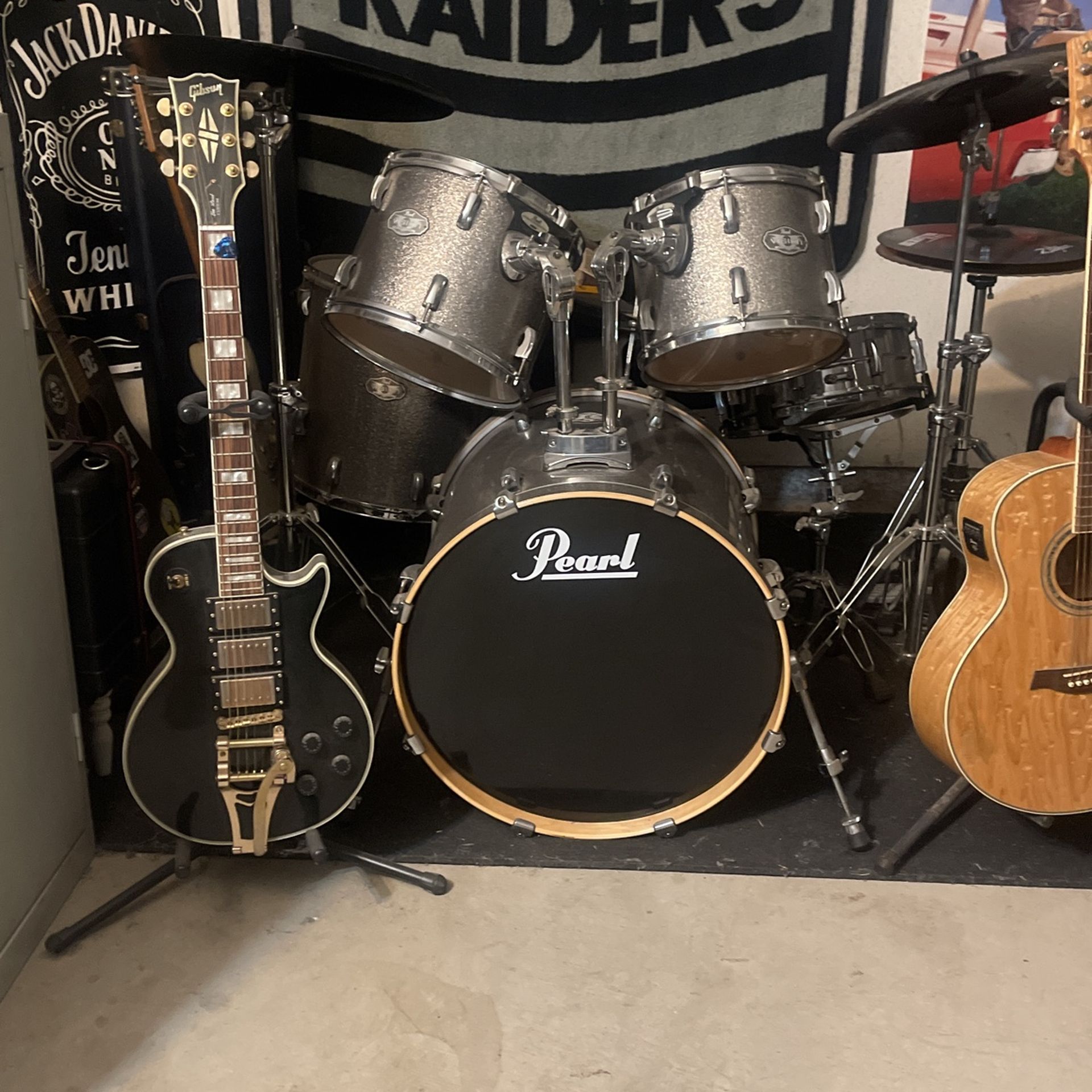 5 piece Pearl vision drum set. Silver sparkle with all hardware and upgraded Zildjian pitch black Cymbals.