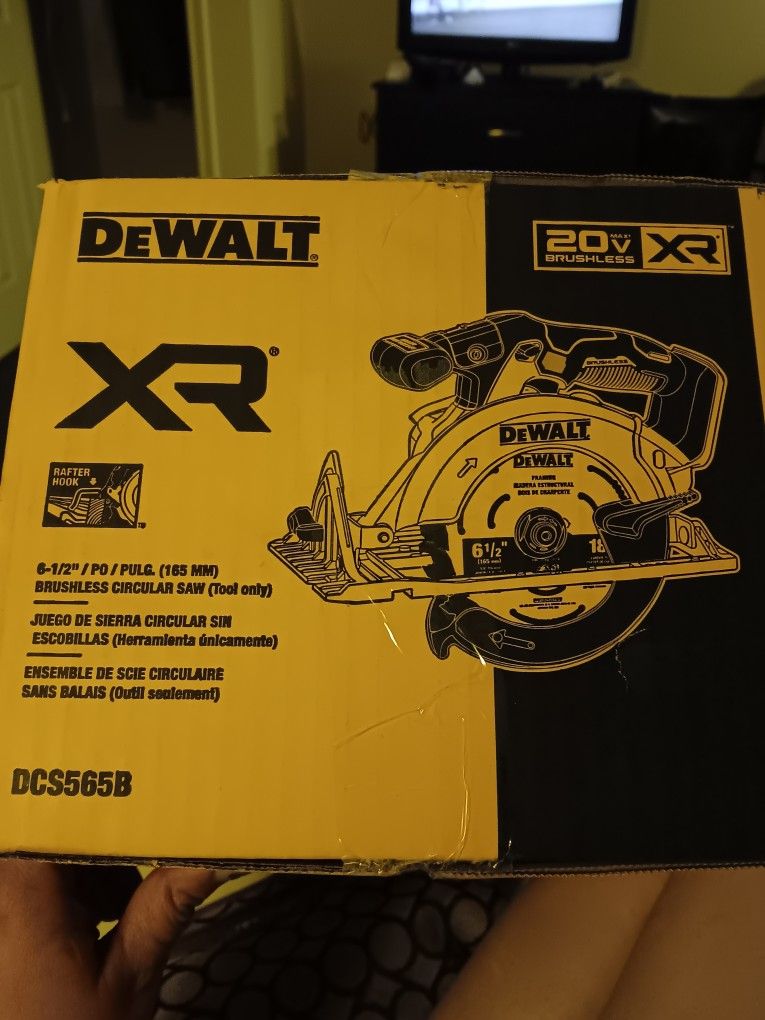 DEWALT 20v XR BRUSHLESS SAW