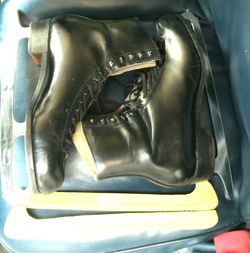 Pair Riedell m11 h9 black ice skates red wing Minn. Look unused