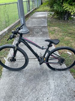 Women’s Mountain Bike 🚵‍♀️ Size M (Flat Rear Tire) $199 OBO