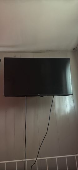 32-inch TCL tv/monitor with mount