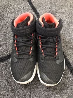 Under Armour Boys Size 6 Basketball Shoes