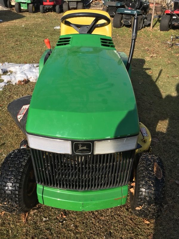John Deere LX172 Lawn Tractor