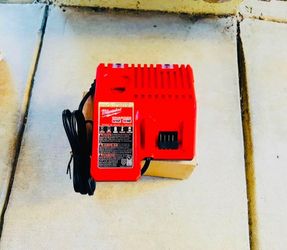 Milwaukee M12 and M18 12-Volt/18-Volt Lithium-Ion Multi-Voltage Battery Charger New