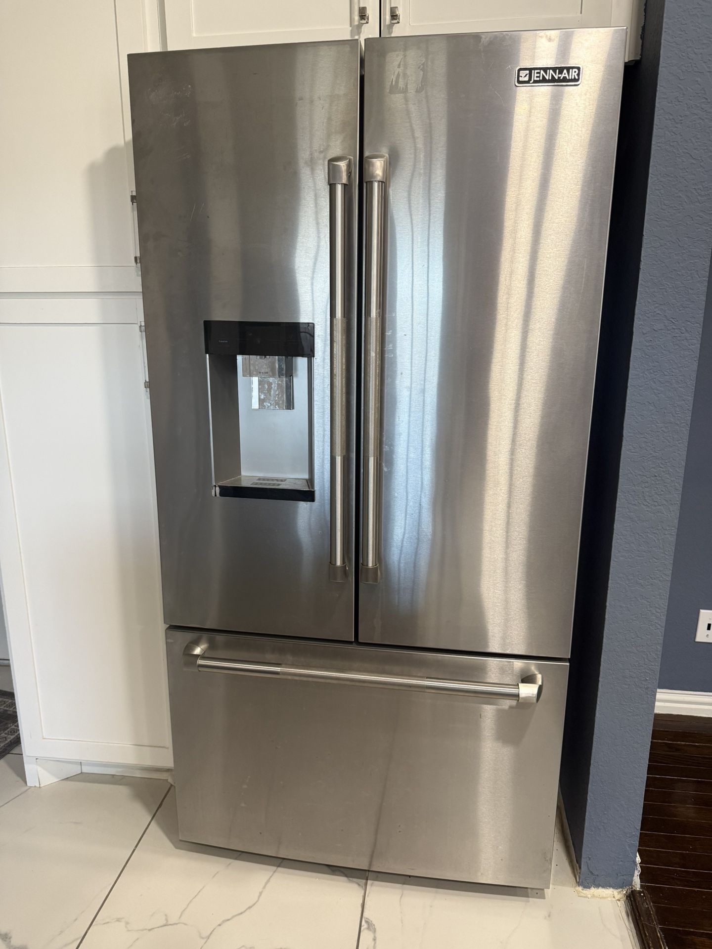 Jenn-air Refrigerator $400