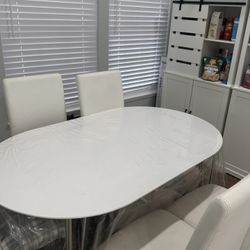 Aki Oval White Table with 4 white chairs