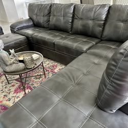 Like New Gray Couch Sectional With Chaise And Ottoman 