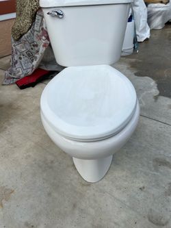 Toilet in good condition—just one minor detail (see photos); otherwise trouble-free and very clean. It measures 15 inches in height.