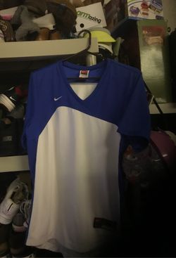 Nike shirt size medium