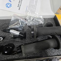 Stock Fz09 Grips/throttle Tube And Misc