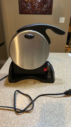 Round Waffle Maker with Upright Storage