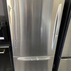 Lg 33” Wide Bottom Freezer Refrigerator In Stainless