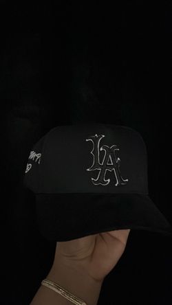 Hat, black, white and gold, has the band to extend the size