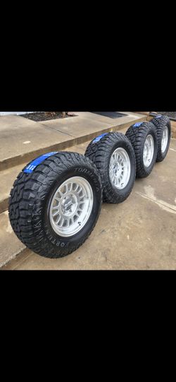 17" Method MR318 w- 33" Fortune RT tires