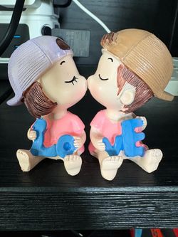 Couple Kissing LOVE Figurine Set