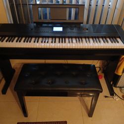 Yamaha DGX660 Elec Piano Like New