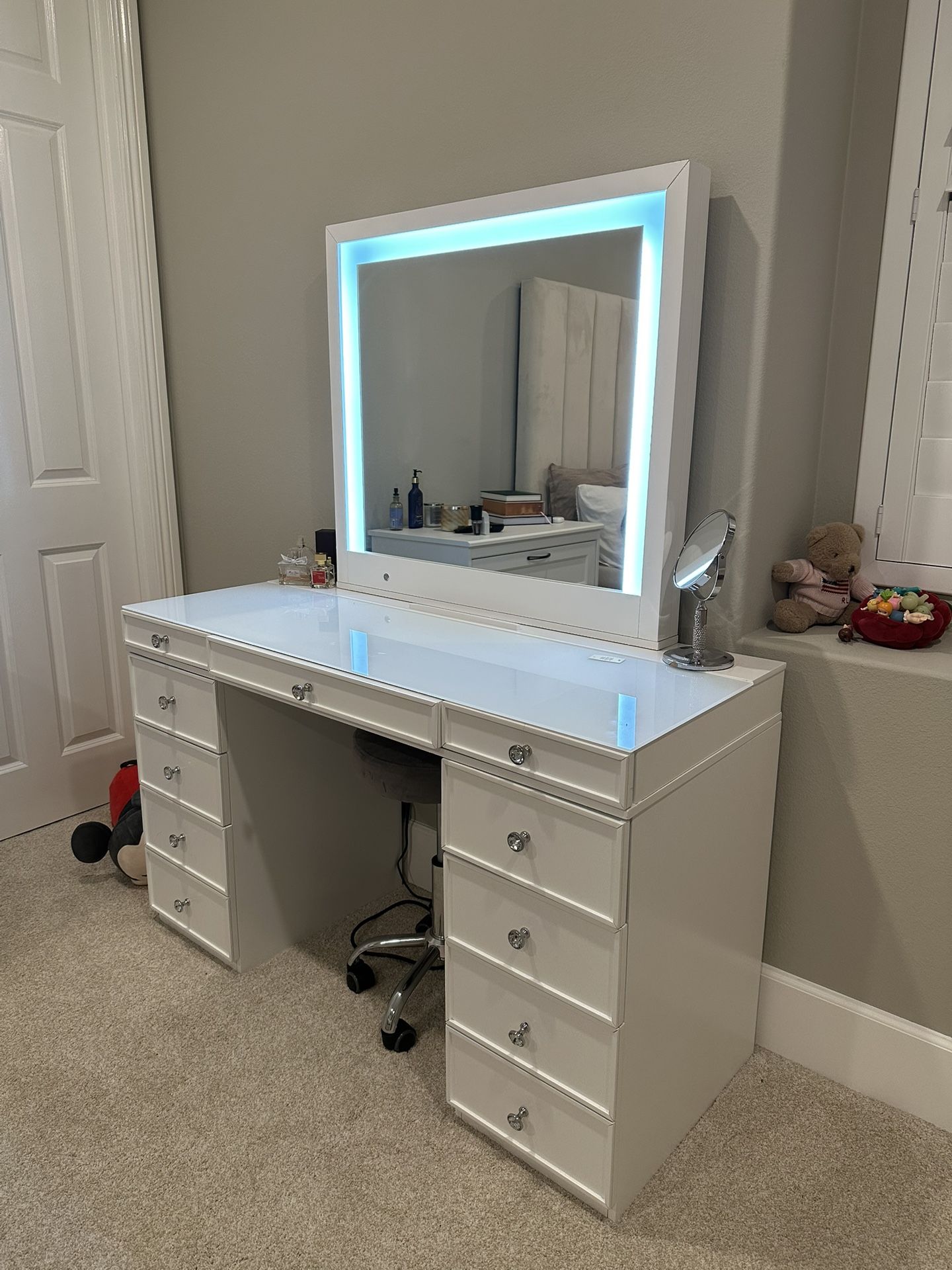 make up vanity with 9 drawers in great condition