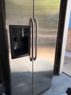 GE (General electric) refrigerator stainless steel + functioning ice maker