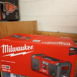 MILWAUKEE M18 JOBSITE RADIO FM / AM ( TOOL ONLY )
