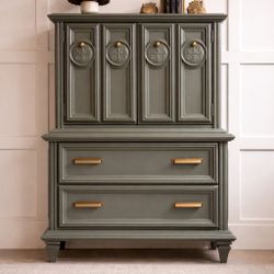 Stunning Stanley Two Toned Dresser / Chest If Drawers 