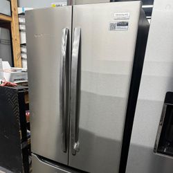 Frigidaire gallery 32in French Door Refrigerator 6 Months Warranty 