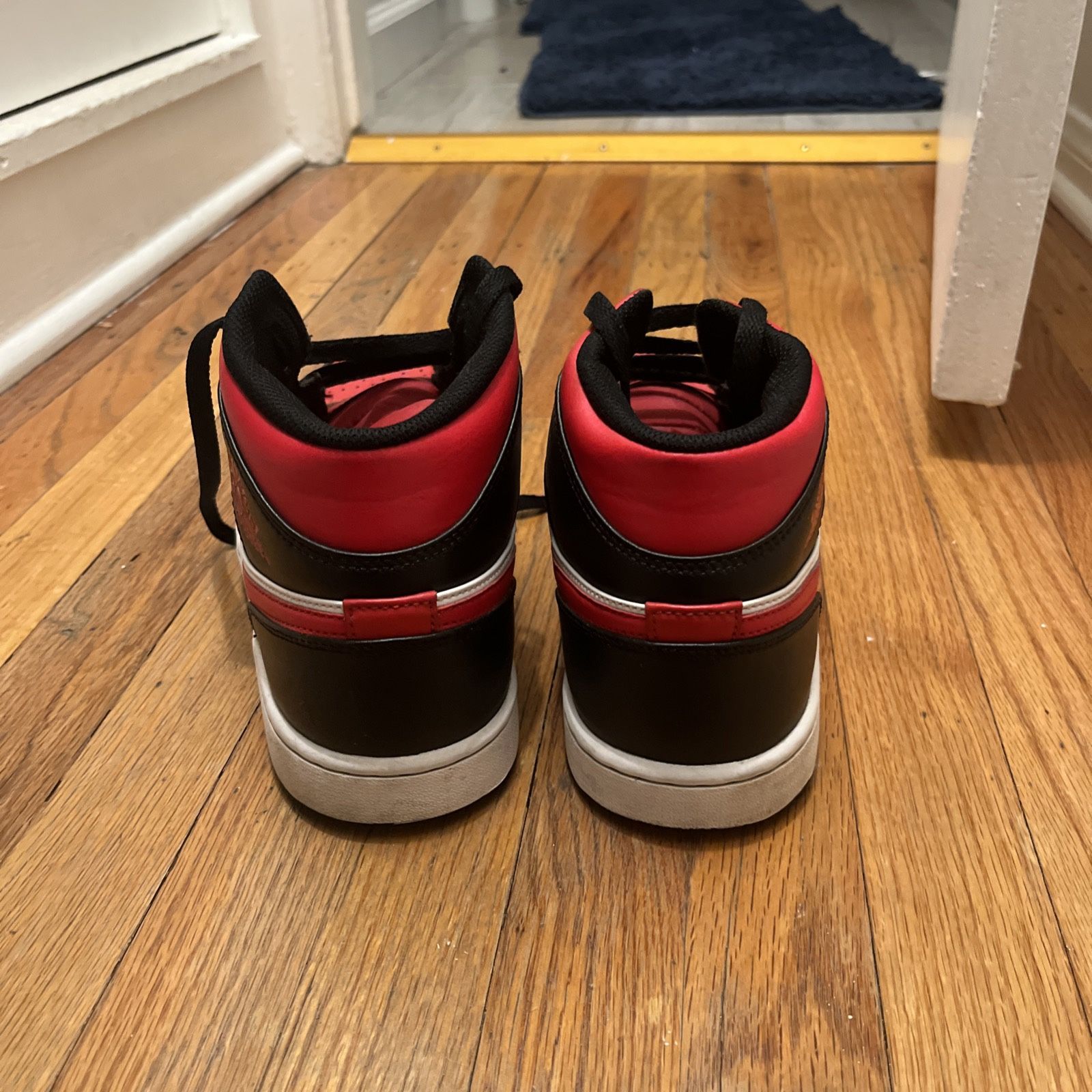 Jordan 1 Mids Bred Toe
