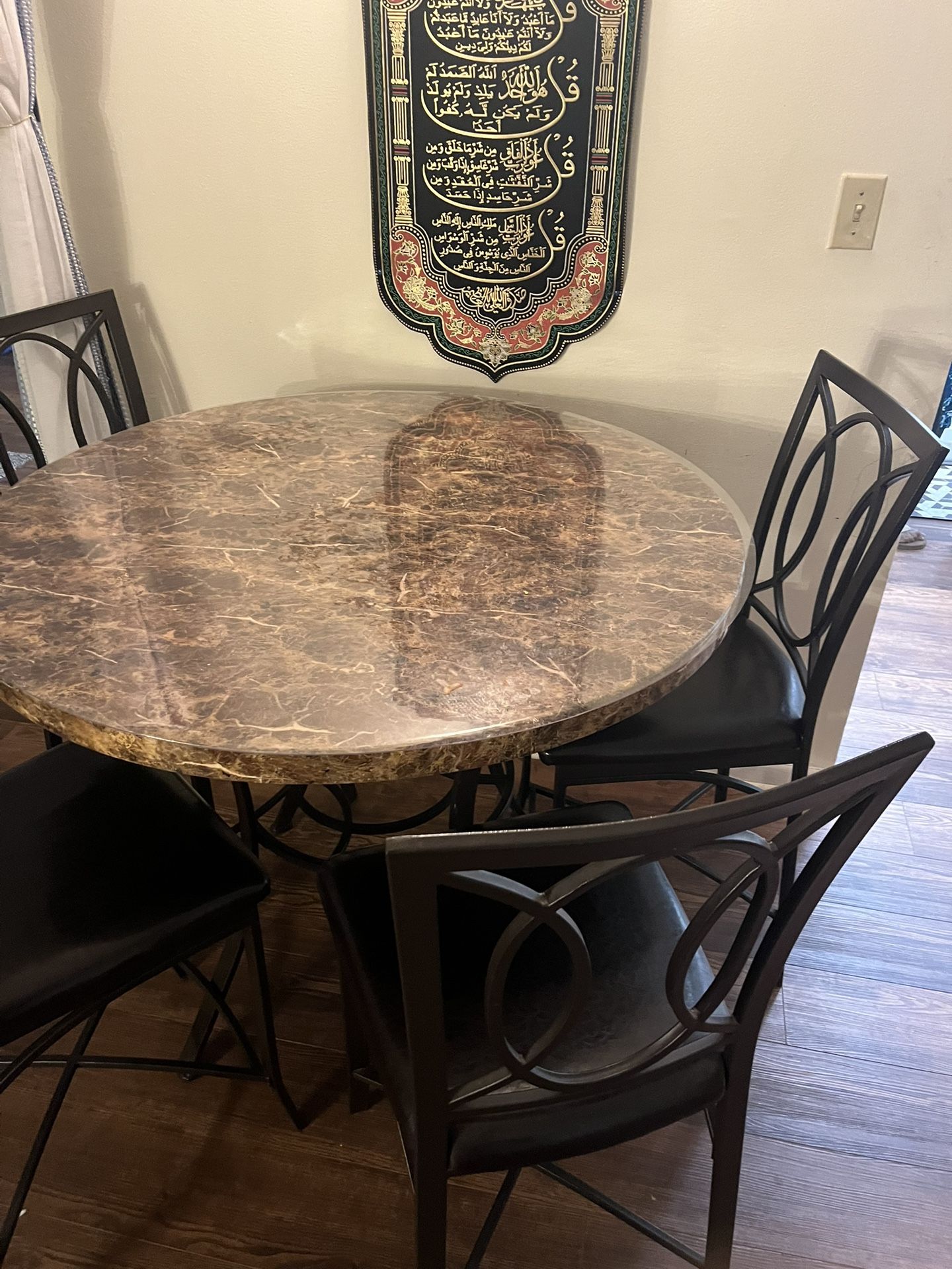 Round Dining Table With 4 Chair