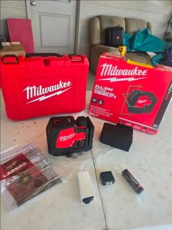 π₯$250 PRICE IS FIRMπ₯ Milwaukee Green Cross Line and Plumb Points Rechargeable Laser Level with REDLITHIUM USB Battery, Charger & Hard Case.