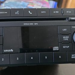 OEM Chrysler / Dodge / Jeep Radio – Sirius, AUX, CD/MP3 – Clean!