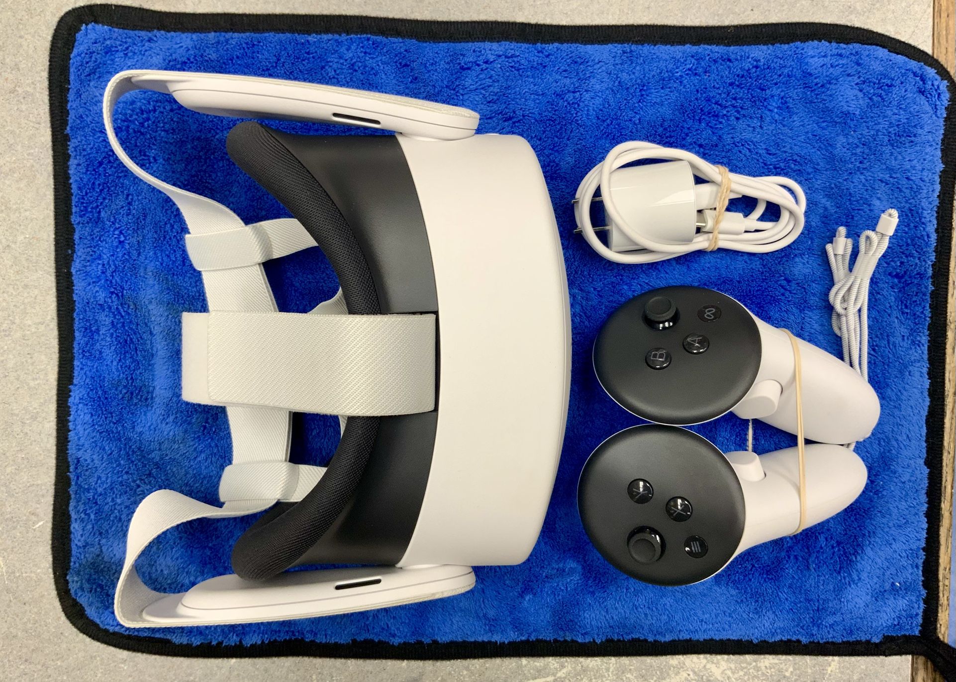 Meta Quest 3s Virtual Reality VR 128GB Headset Over Head Controllers Joysticks Gaming System Game Internet Browse Mixed Reality Wifi Bluetooth