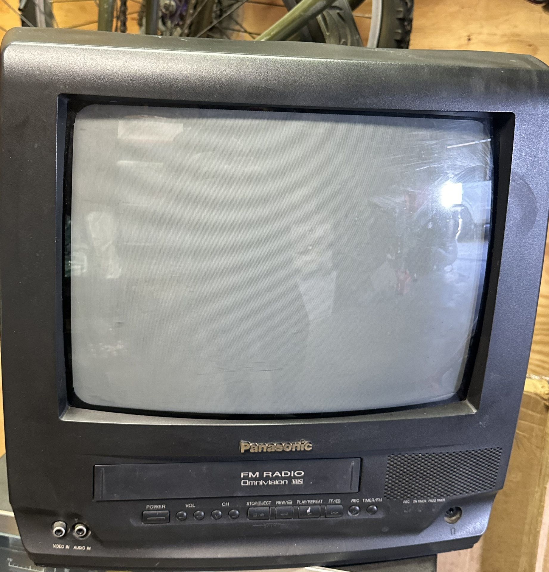 Panasonic Omnivision PV-C1321 13" CRT TV Retro Gaming 2001 