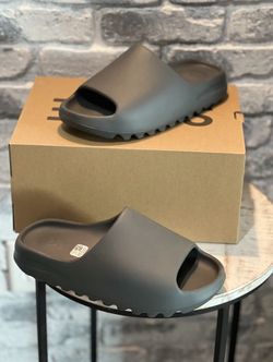 Yeezy Slides / Size 10