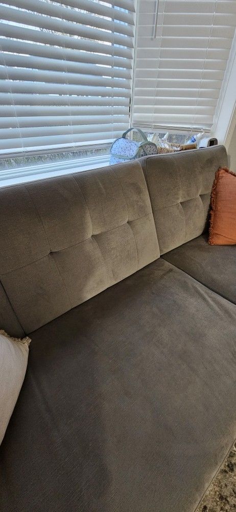 Gray Convertible 2 Peice Sectional With Large Ottoman