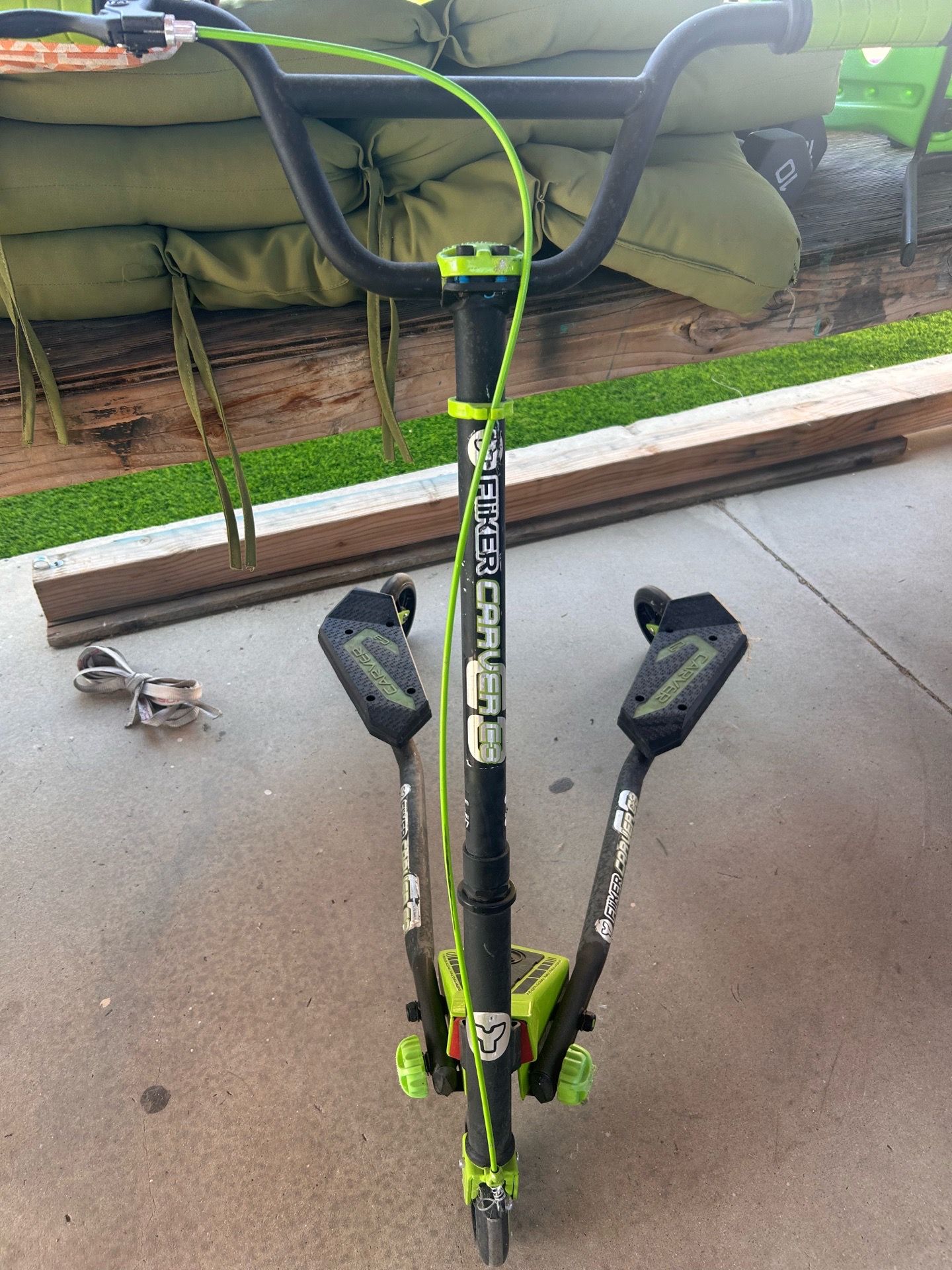 Three wheel scooter