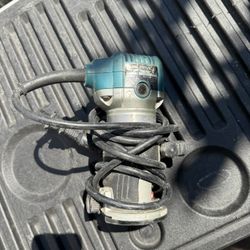 Makita RT0701C Trim Router 