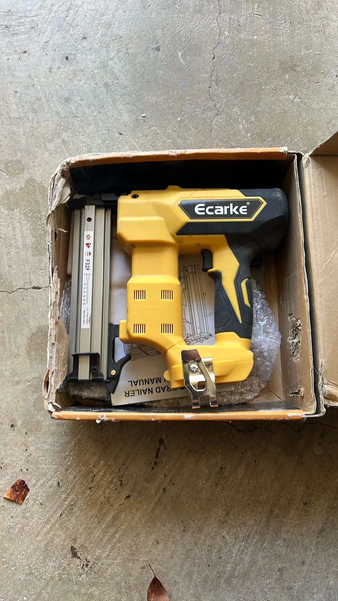 Cordless Brad Nailer fits DeWalt batteries