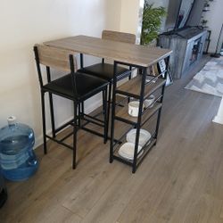 Hightop Kirchen Table And Chairs
