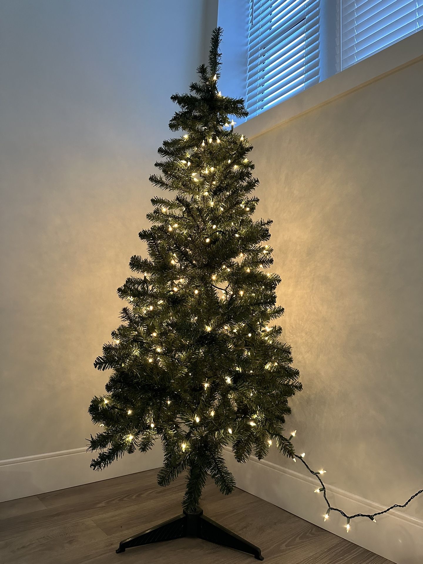 6ft Christmas tree+ Ornaments 