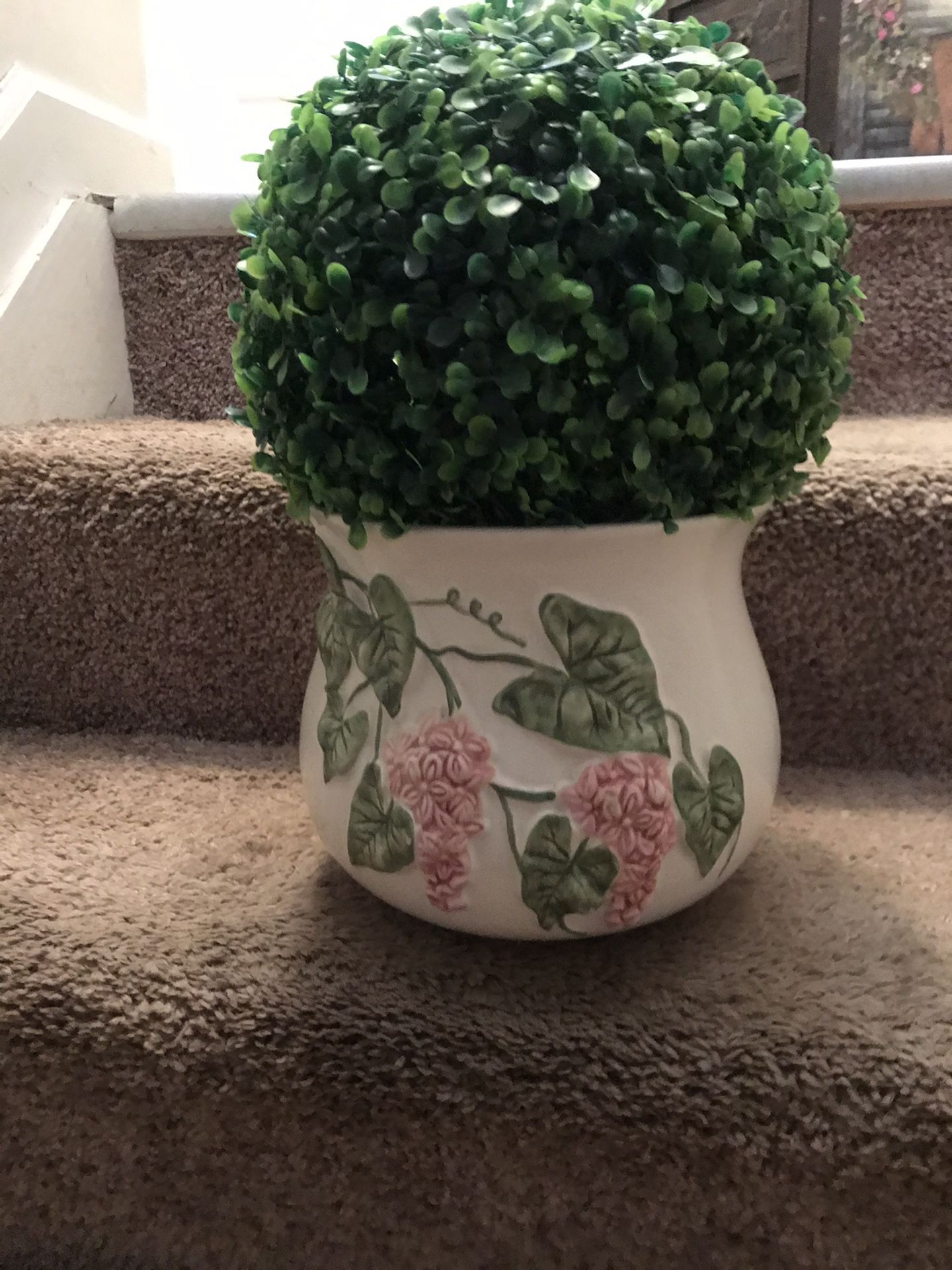 Vase/ with round ball flower