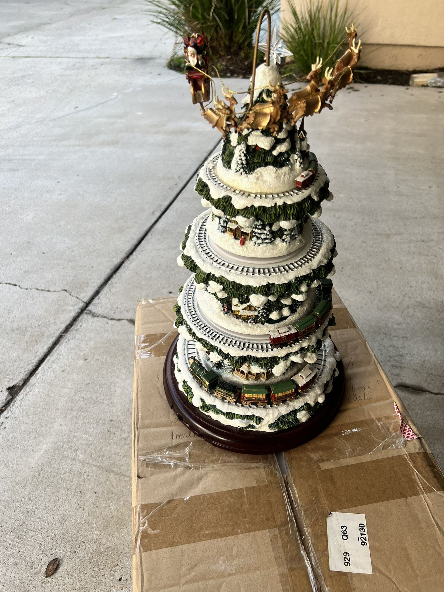 Thomas Kinkade's "Wonderland Express Christmas Tree” Masterpiece Edition