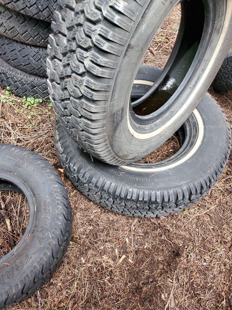 225/75/14 Pair Of Studded White Wall Snow Tires