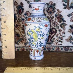 Chinese Wucai Porcelain Vase 